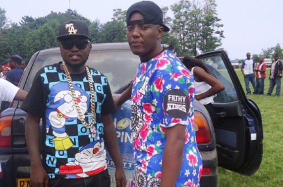 Ama G ari kumwe na Senderi. Bigaragara ko aba bahanzi ari inshuti 