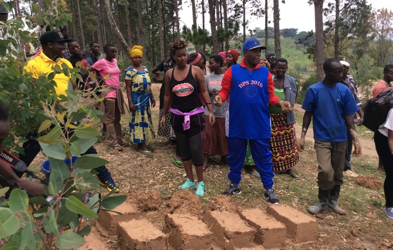 Senderi na Danny Vumbi mubabumbaga amatafari