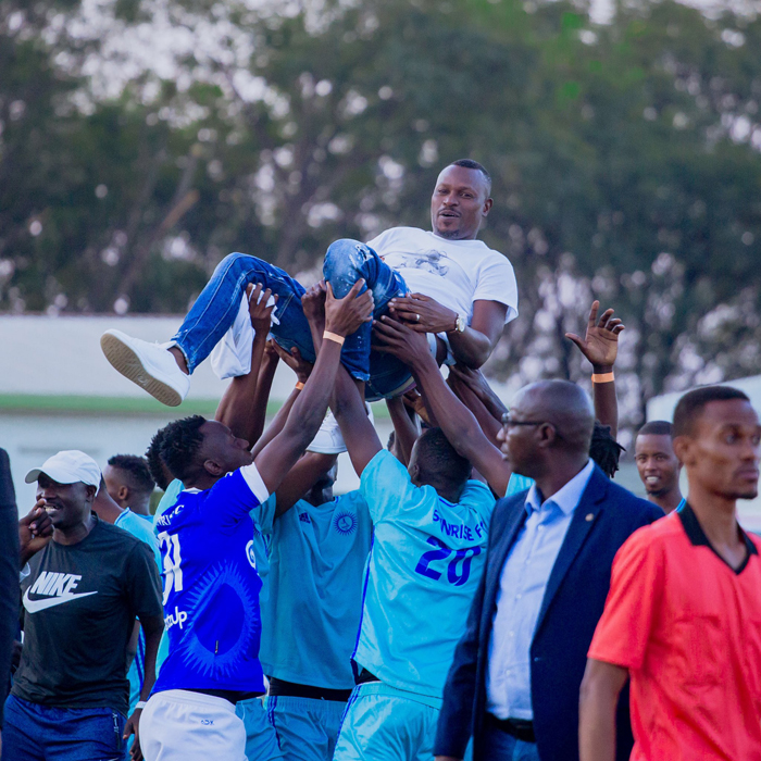 Abakinnyi bashimira Seninga Innocent utoza Sunrise FC
