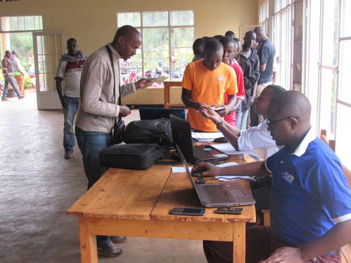 Mbere y'umwaka wa 2000 nyinshi muri serivisi za Leta zatangirwaga ku rwego rw'igihugu (Photo:Internet)