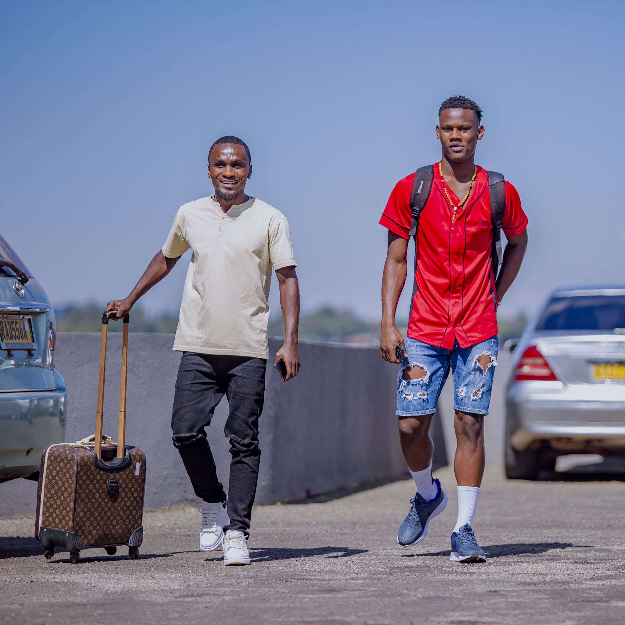 Serumogo Ally wa Kiyovu Sports na Ishimwe Pierre umunyezamu wa APR FC 