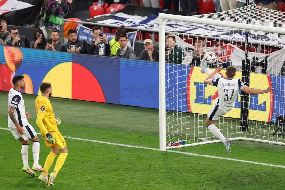 Umupira Micky Van de Ven yakuriyemo ku murongo mu gice cya kabiri, ni amwe mu mahirwe menshi Manchester United yahushije muri uyu mukino 