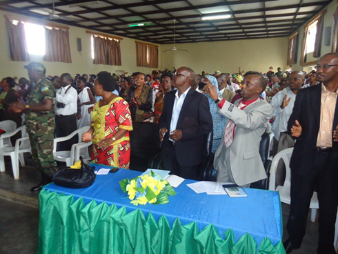 Abayobozi nabo bakunze umuhanzi barahaguruka.