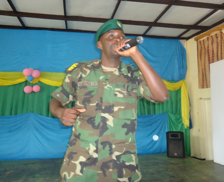 Sgt Robert aririmba indirimbo ya mbere yabuze abamufasha.