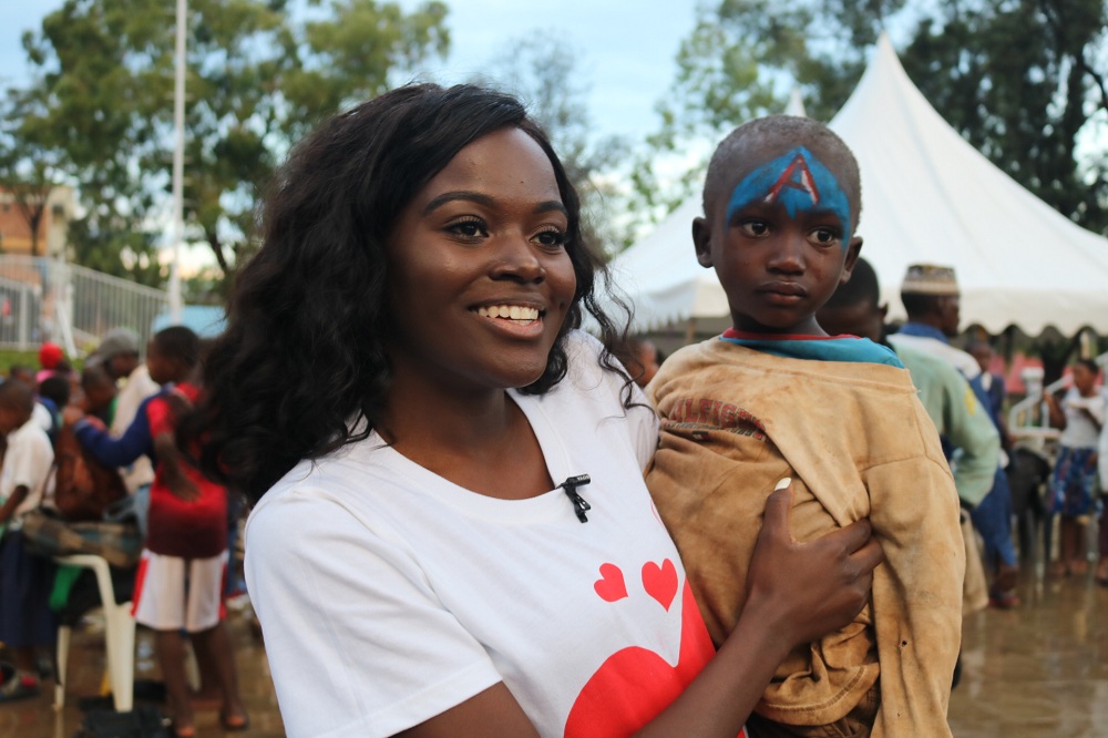 Sherrie Silver nubwo amaze kuba icyamamare ntiyirengagiza abana batishoboye