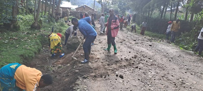 Umuhanda wo mu Murenge wa Shingiro wari warangijwe n'ibinogo n'ibyatsi
