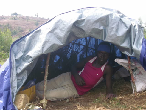 Nzabandora Prosper aryamye muri shitingi ye.