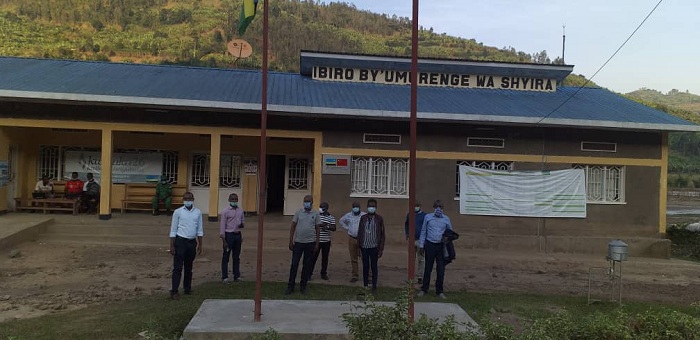 Abo ni ba Gitifu bo mu mirenge ihana imbibi n'uwa Shyira aho bakomeje kungurana ibitekerezo mu gukemura ikibazo cy'ibiza byugarije ako gace