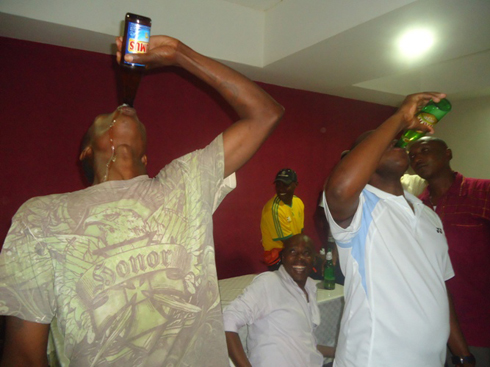 Sibomana Callixte na Jean Elyse Byiringiro bahanganye. Byiringiro yanyweye petit skol mu masegonda 7.