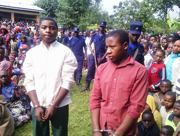 Siborurema (ibumoso) na Munyaneza (iburyo) bahamijwe ibyaha byo gusambanya no kwica umwana w'umukobwa bahabwa ibihano binyuranye.