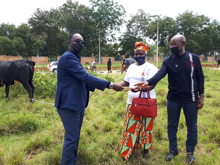 Abatishoboye batatu borojwe inka mu kwizihiza umunsi mpuzamahanga wo kurwanya Sida