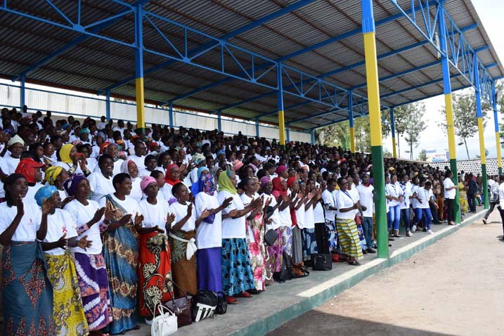 Benshi mu bitabiriye bari bambaye imyenda iriho ubutumwa burwanya SIDA 