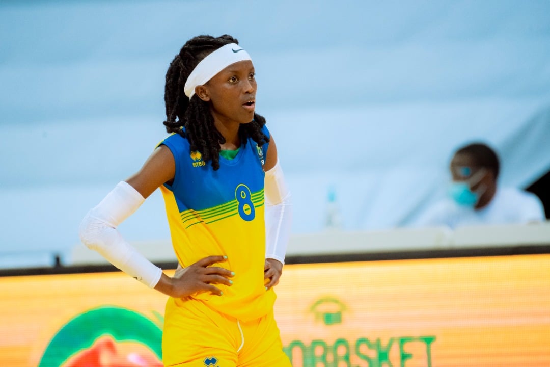 Ineza Sifa Joyeuse ukinira Green Forest Women's Basketball ari mu bitwaye neza, aho yatsinze amanota 15