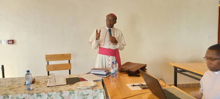 Musenyeri Sinayobye asobanura icyo gitabo