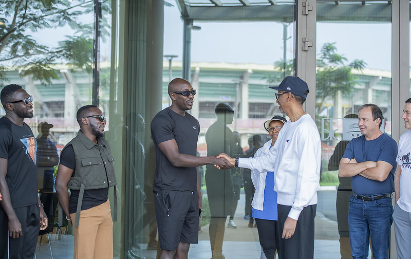 Bien-Aimé Baraza asuhuzanya na Perezida Kagame ubwo bari bahuriye muri siporo rusange mu Rwanda