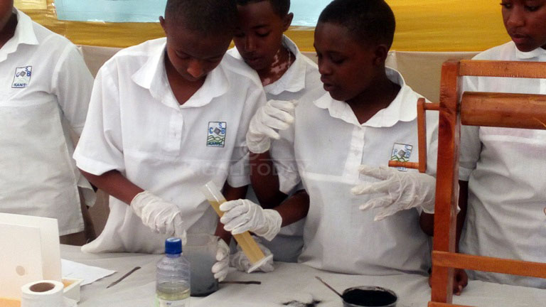 Abanyeshuri batatu biga mu wa mbere bo bakoze siraje ihanagura inkweto 