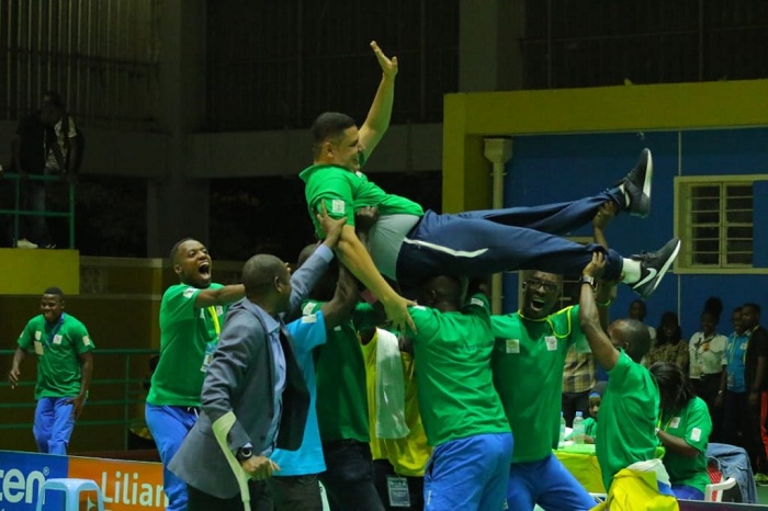 Umutoza wafashije u Rwanda kubona itike bamuteruye bamushyira mu kirere mu rwego rwo kumwereka ko bamushimiye