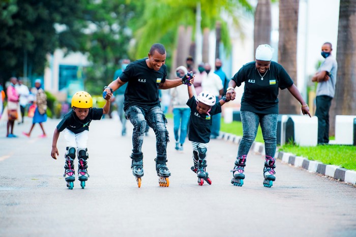 Umuryango wose ukina skating