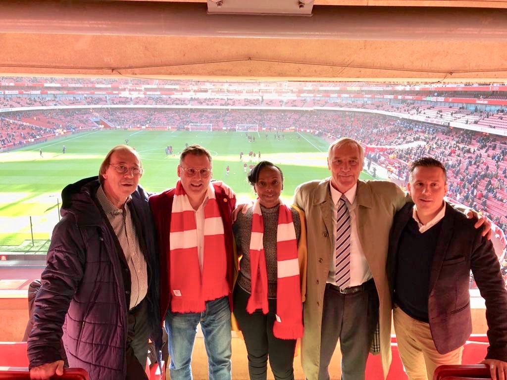 Abayobozi ba Skol ubwo bajyaga Emirates Stadium gusinya amasezerano