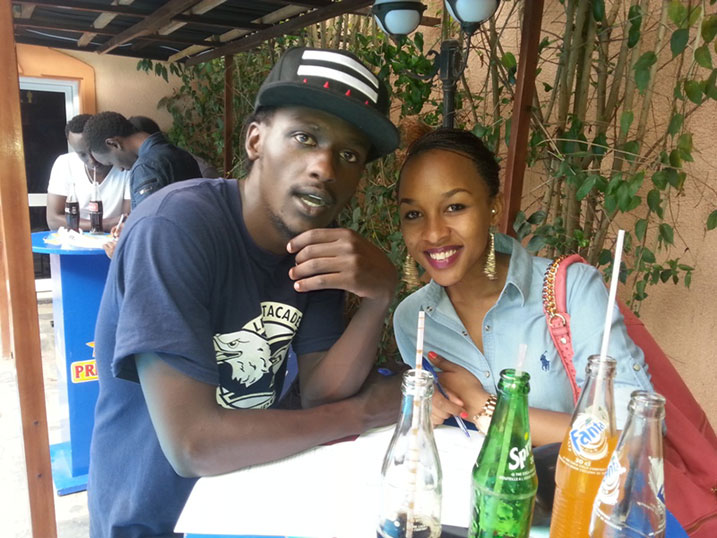 Social Mullah na Charlie ukorana na Ninah bari mu basinye amasezerano.