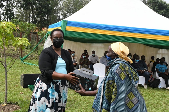 Bahawe n'ibikoresho bitanga ingufu zikomoka ku mirasire y'izuba (solar panels)