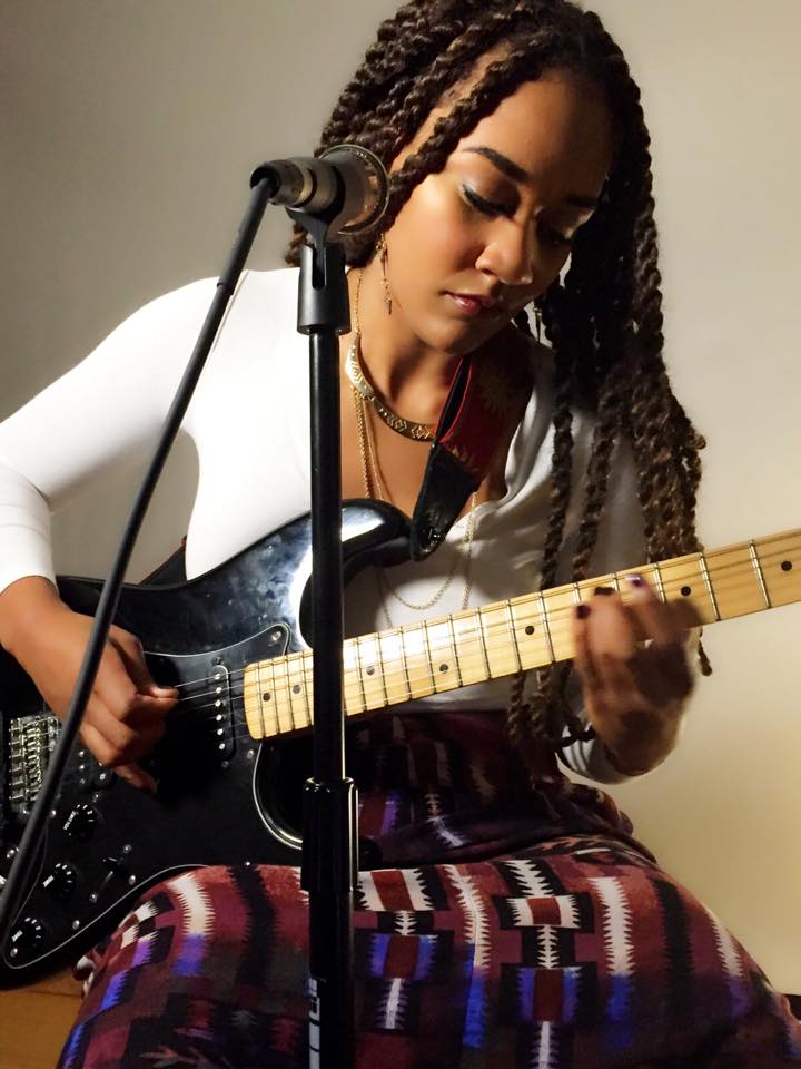 Umuririmbyi Soleil Laurent ni umuhanga mu gucuranga gitari 