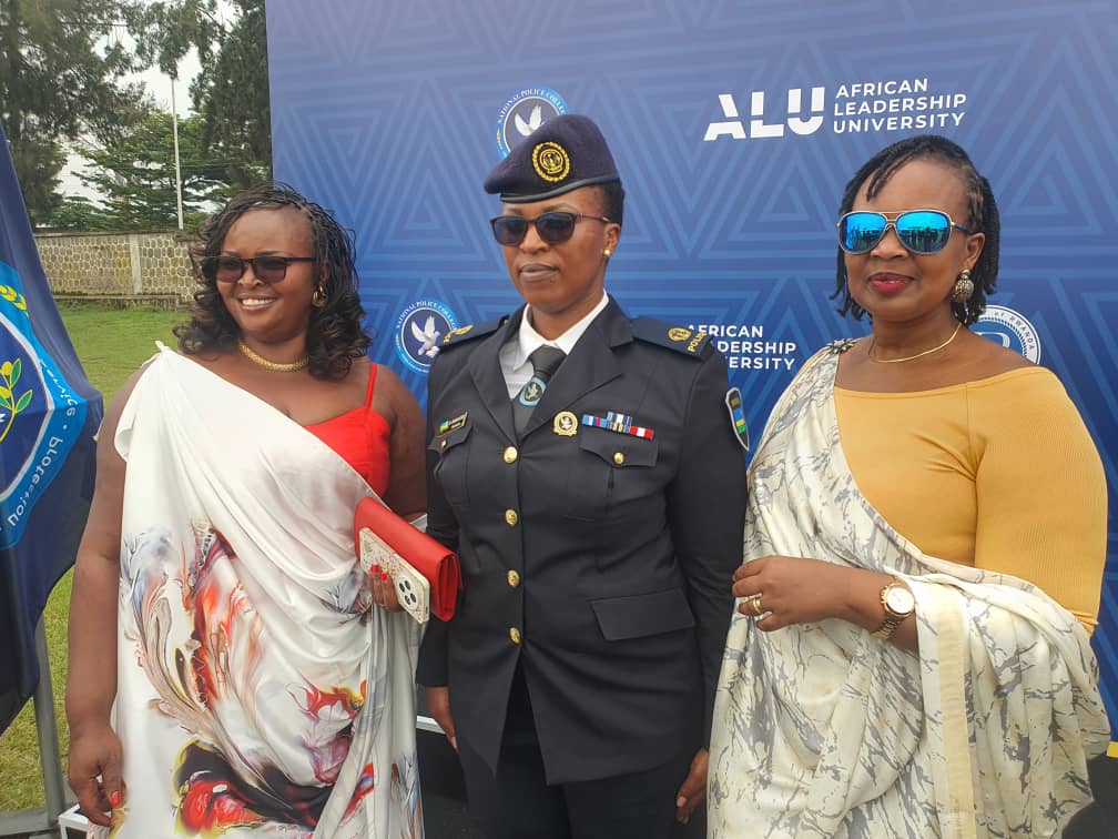 SP Brigite Uwamahoro (hagati) agaragiwe n