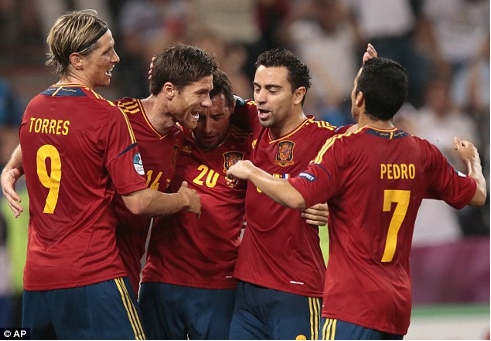 Abakinnyi ba Espagne bishimira instinzi.