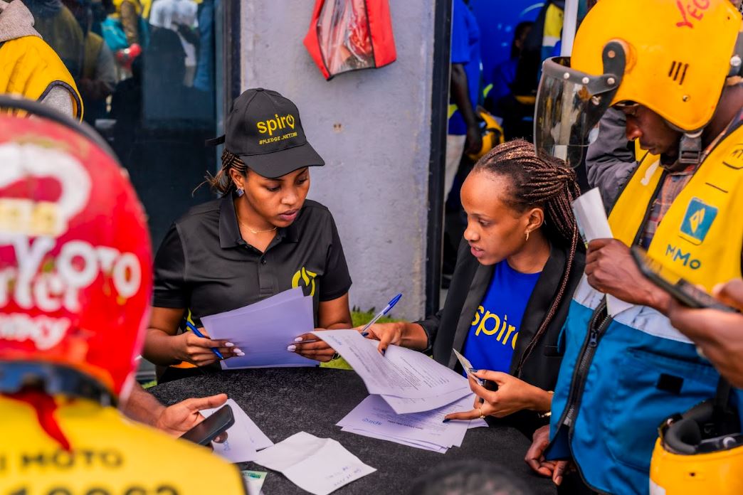 Nyuma yo kumva ko moto zikoresha lisansi zirimo gucibwa muri Kigali, benshi barimo kwiyandikisha kugira ngo bahabwe moto z'amashanyarazi