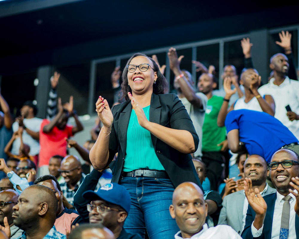 Ku mukino wa nyuma Minisitiri wa Siporo mu Rwanda yacishagamo agahaguruka agafana 