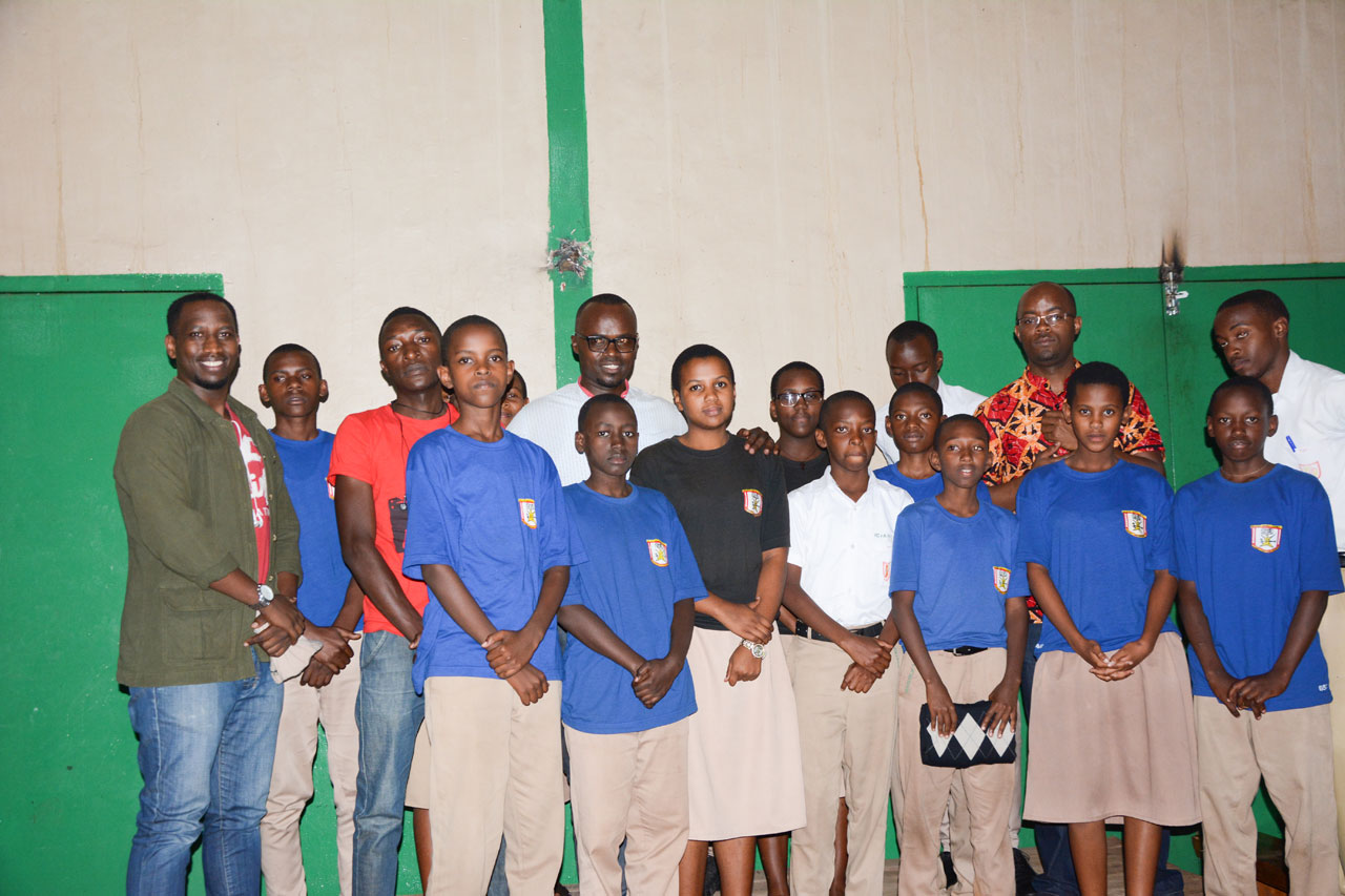 Padiri Lambert Dusingizimana (inyuma ishati y'igitenge), Kayumba uzwi nka Manzi (ubanza ibumoso wambaye ikote), Gasigwa Leopold (inyuma wambaye amadarubindi) b'abanyeshuri bahagarariye abandi mu ifoto y'urwibutso