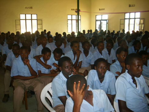 Abanyeshuli ba St Peter “Igihozo” bari indorerezi mu isinywa ry'ayo masezerano.