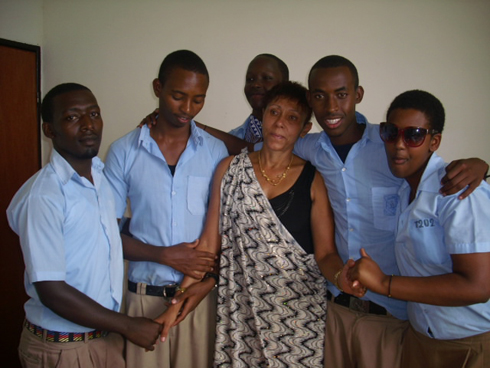 Madamu Marie Claire Wisenhofer washinze ishuli rya St Peter asabana na bamwe mu bana baryigamo.