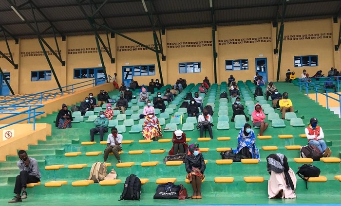 Abarenga ku mabwiriza yo kwirinda Covid-19 bahitamo gutanga amafaranga cyangwa kurara no kwirirwa muri Sitade