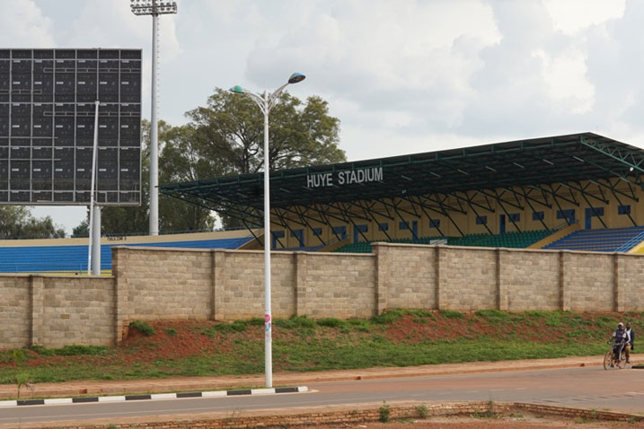 Stade Huye na yo yarubatswe ishyirwamo n'ubwatsi bwiza cyane. Ni Stade nziza yanakiniweho imikino ya CHAN. Iyi foto ariko twayifatiye hanze yayo.