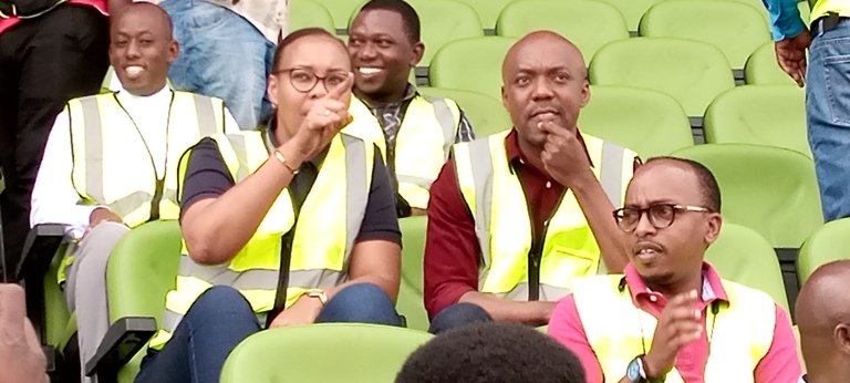 Minisitiri w'ibikorwa remezo n'uwa Siporo bicaye mu ntebe bumva uko zimeze