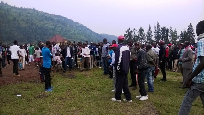 Stade umuganda iruzura abantu bakaguma inyuma ya Stade.