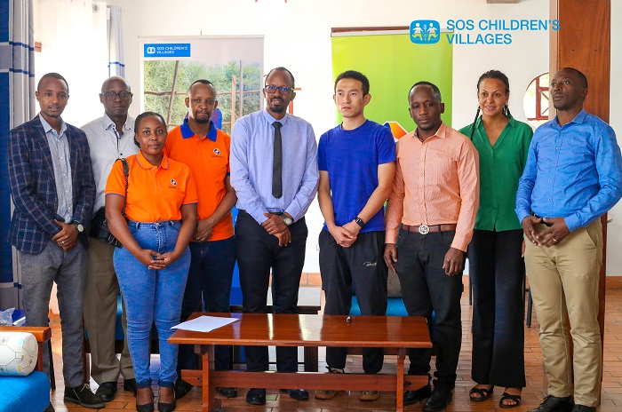 Abayobozi n'abakozi muri SOS Rwanda na StarTimes bafashe ifoto y'urwibutso, bishimira imikoranire mu guteza imbere urubyiruko