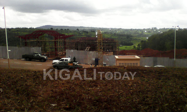 Station ya Essence n'andi mazu y'inyongera byo bizuzura nyuma.