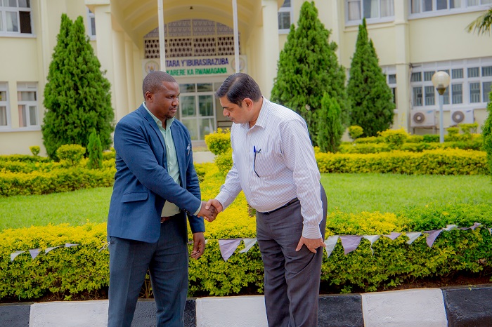 Hagenimana Jean Damascene wari uhagarariye Akarere (wambaye ikoti) yashimiye Sandeep Phadnis uyobora SteelRwa