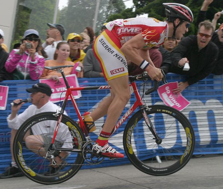 Yabaye umukinnyi wabigize umwuga,aha yakinaga muri Sierra Nevada