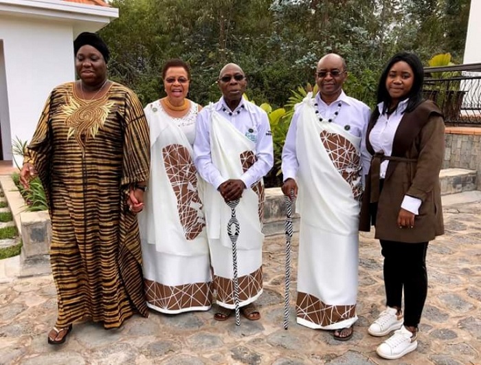 Strive Masiyiwa(wa kabiri iburyo) hamwe na Olusegun Obasanjo na Graca Machel wahoze ari umugore wa Nelson Mandela baje muri gahunda yo Kwita Izina muri 2018