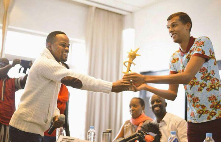 Akigera i Kigali yagiranye ikiganiro n'abanyamakuru ndetse banamushyikiraza igihembo yatsindiye muri Salax Award 2014 nk'umuhanzi wahize abandi baba muri Diaspora.