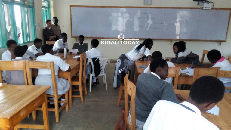 Aba biga mu wa Gatandatu w'amashuri yisumbuye bari mu ishuri na mwarimu wabo