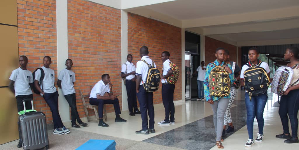 Abanyeshuri bategereje kwakirwa mu ishuri Coding Academy