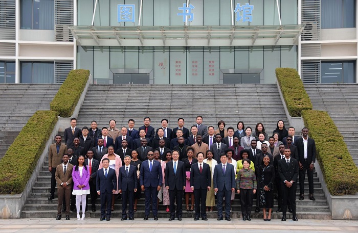 Abo banyeshuri bari hamwe n'abayobozi muri Ambasade y'u Rwanda mu Bushinwa ndetse na bamwe mu bayobozi bo muri Kaminuza ya Jinhua n'ab'Umujyi iherereyemo 