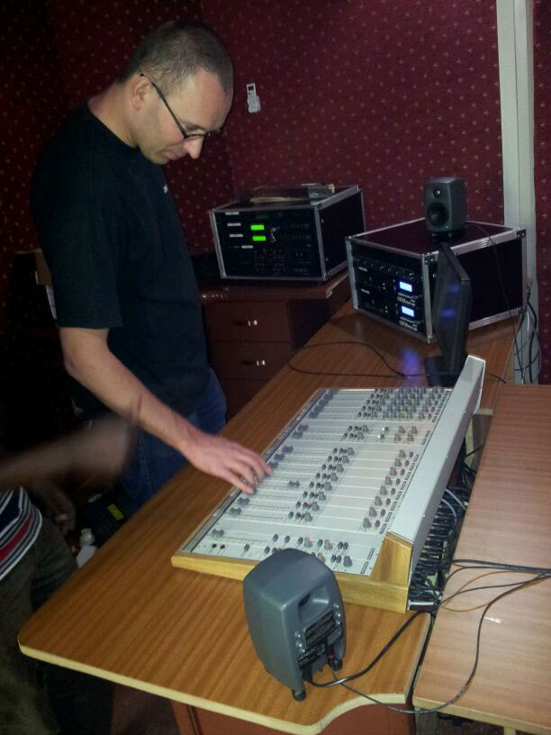 Umutekinisiye wo mu kigo Broadcasting Center Europe (BCE) urimo gutunganya studio ya KT Radio.