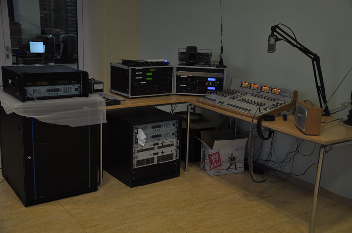 Bimwe mu bikoresho bizaba bigize studio ya KT Radio izaba imeze nirangira.