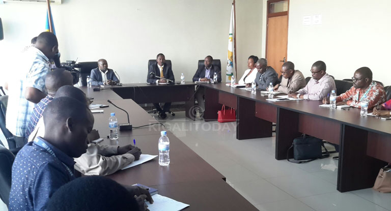 Abanyamakuru bitabiriye ibyo biganiro batangarijwe ko rwiyemezamirimo utazakurikiza ibiciro bishya by