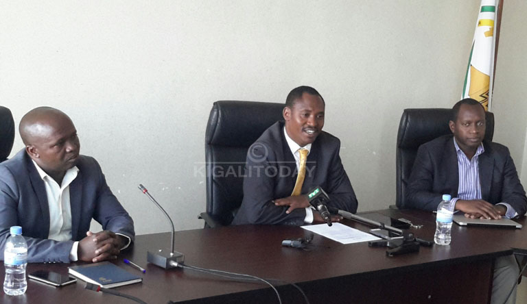 Umuyobozi wa WASAC (hagati) avuga ko ibiciro bishya by'amazi abantu bagomba kubimenya kugira ngo hatazagira ubahenda 